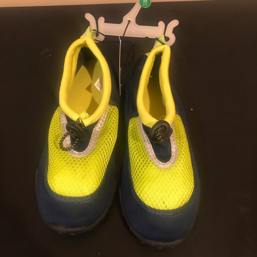 🍀 Boys water shoes medium